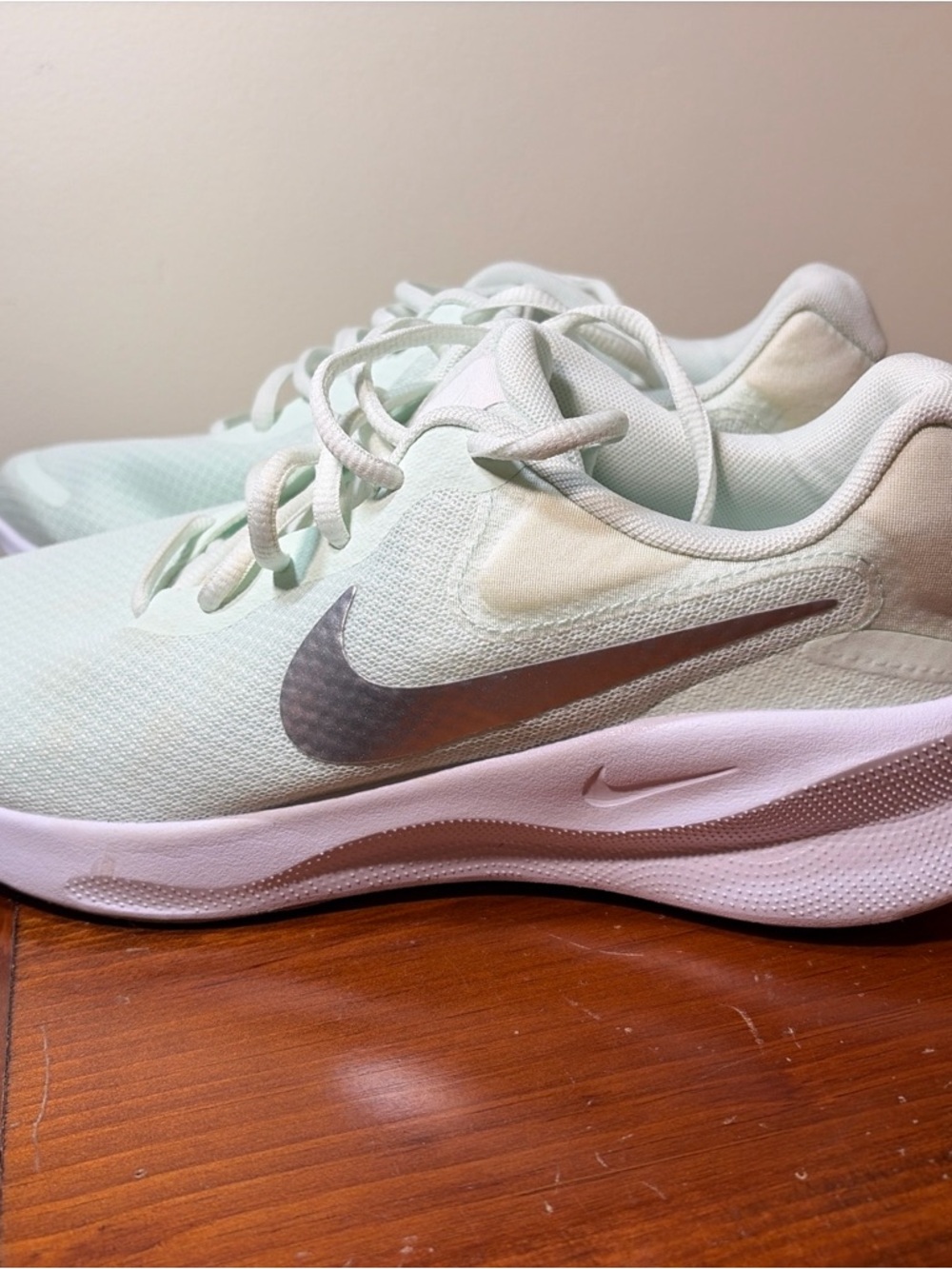 Nike Women’s Revolution 7 Shoe Sneakers Barely Green Wom 9.5 New - Picture 3 of 9